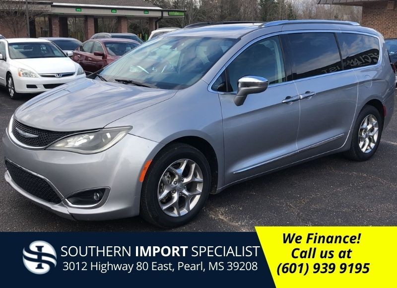 2018 Chrysler Pacifica Limited's photo
