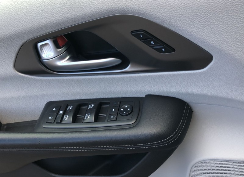 2018 Chrysler Pacifica Limited photo 10
