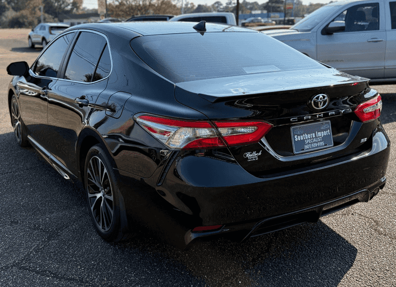 2019 Toyota Camry SE photo 6