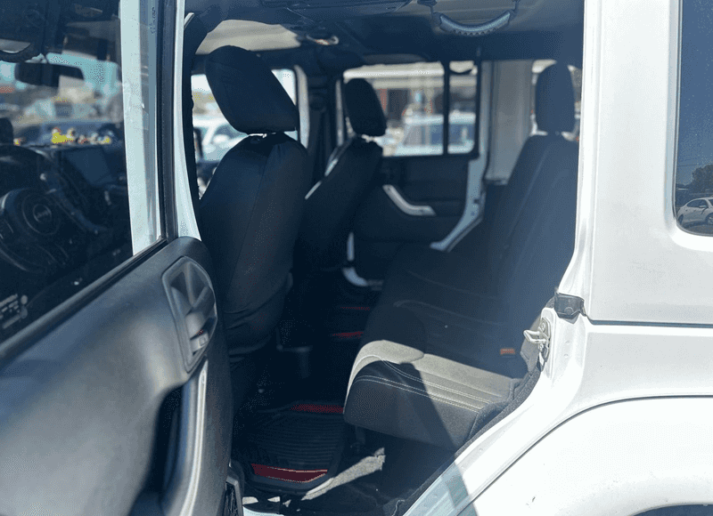 2015 Jeep Wrangler Unlimited Sahara photo 8